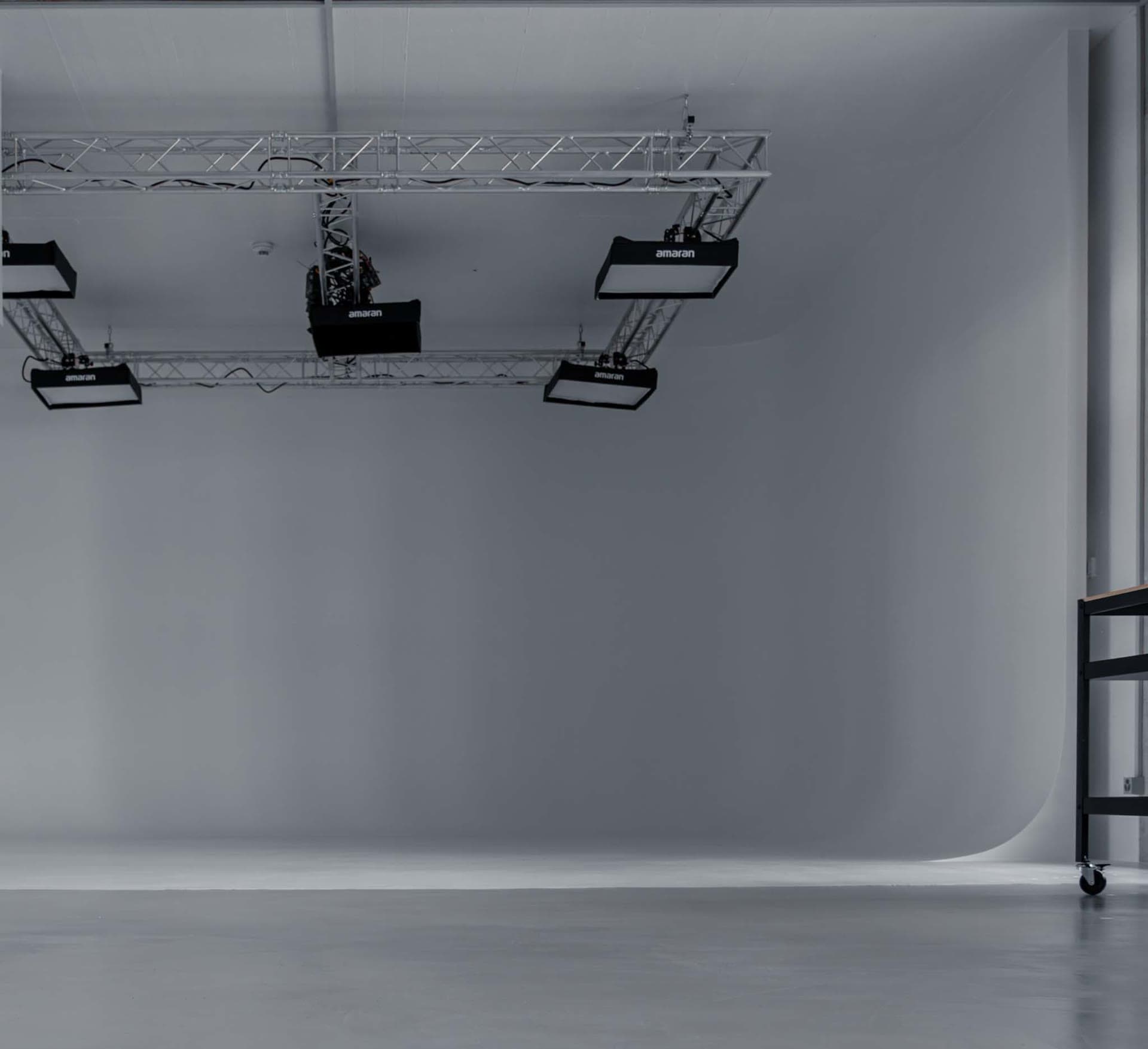 Fond infini blanc (cyclo) avec lumière au plafond sur structure