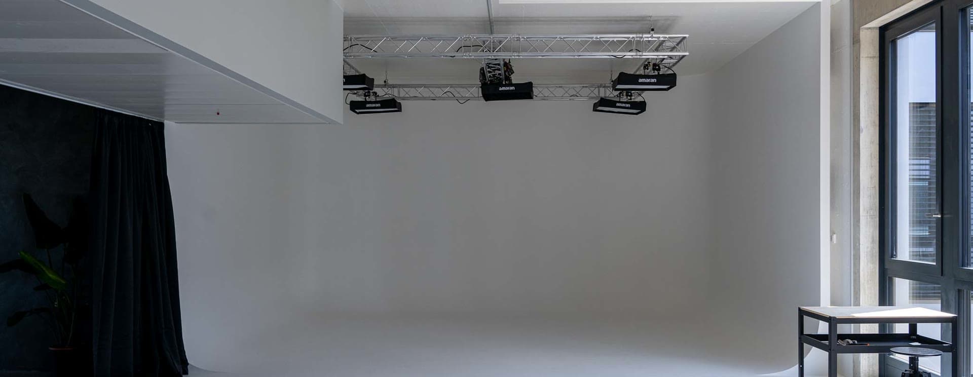 Mur cyclo blanc avec projecteurs sur structure