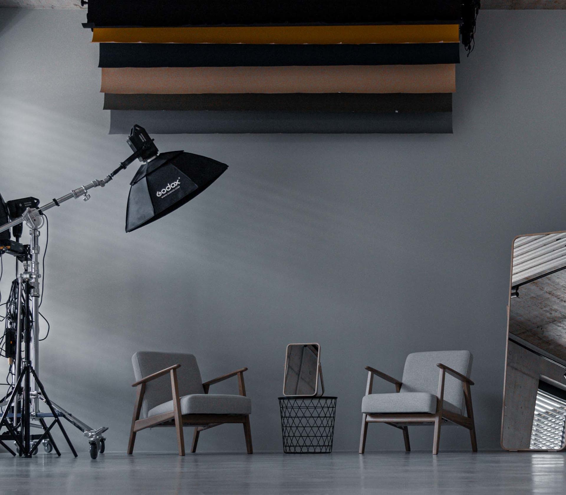 Plateau interview, fauteuils vintage devant le cyclo