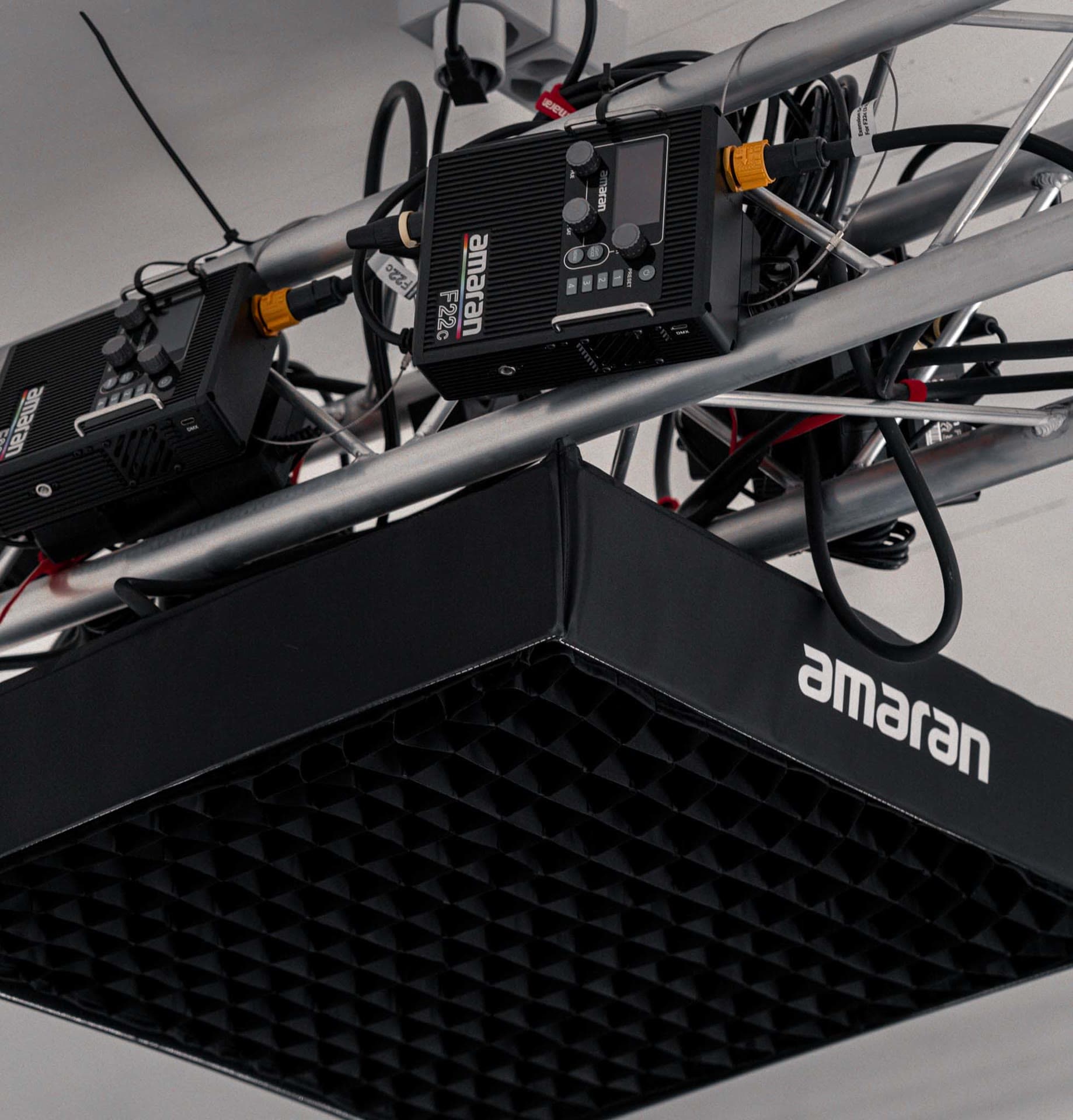 Gros plan d'un panneau LED avec grille softbox sur la structure