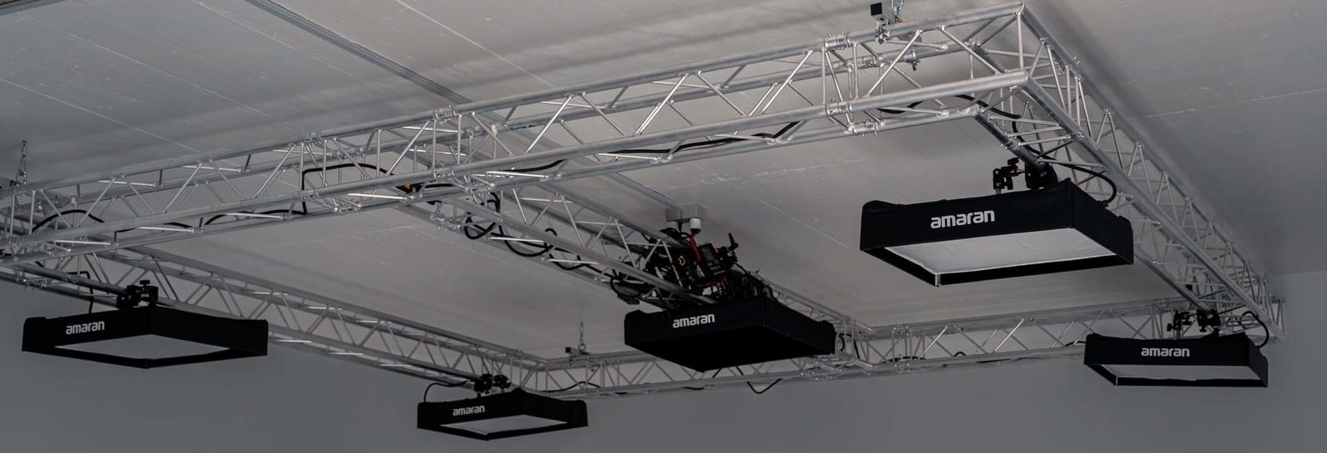 Grille d'éclairage au plafond avec panneaux LED