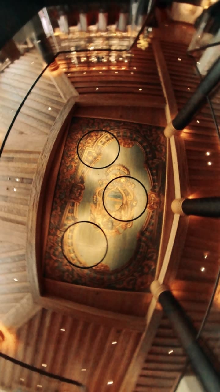 Intérieur de boutique avec vitrines éclairées