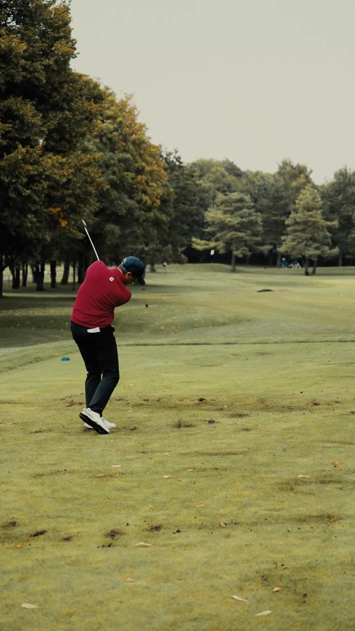Un joueur sur le fairway, cadrage vertical