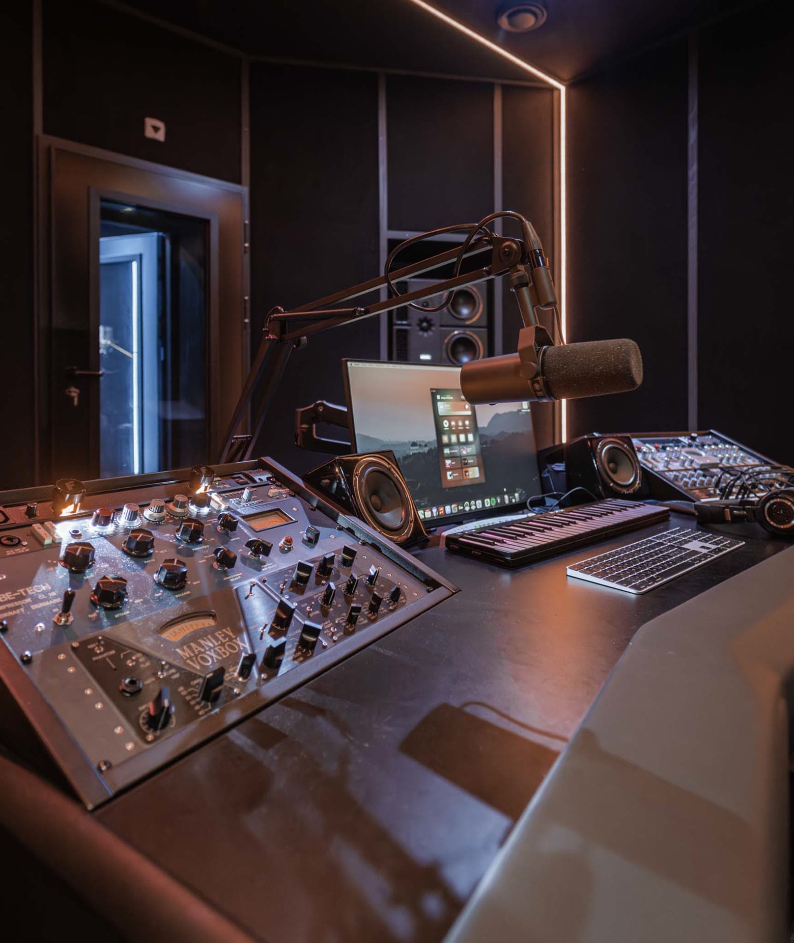 Vue en angle du bureau avec périphériques et clavier MIDI