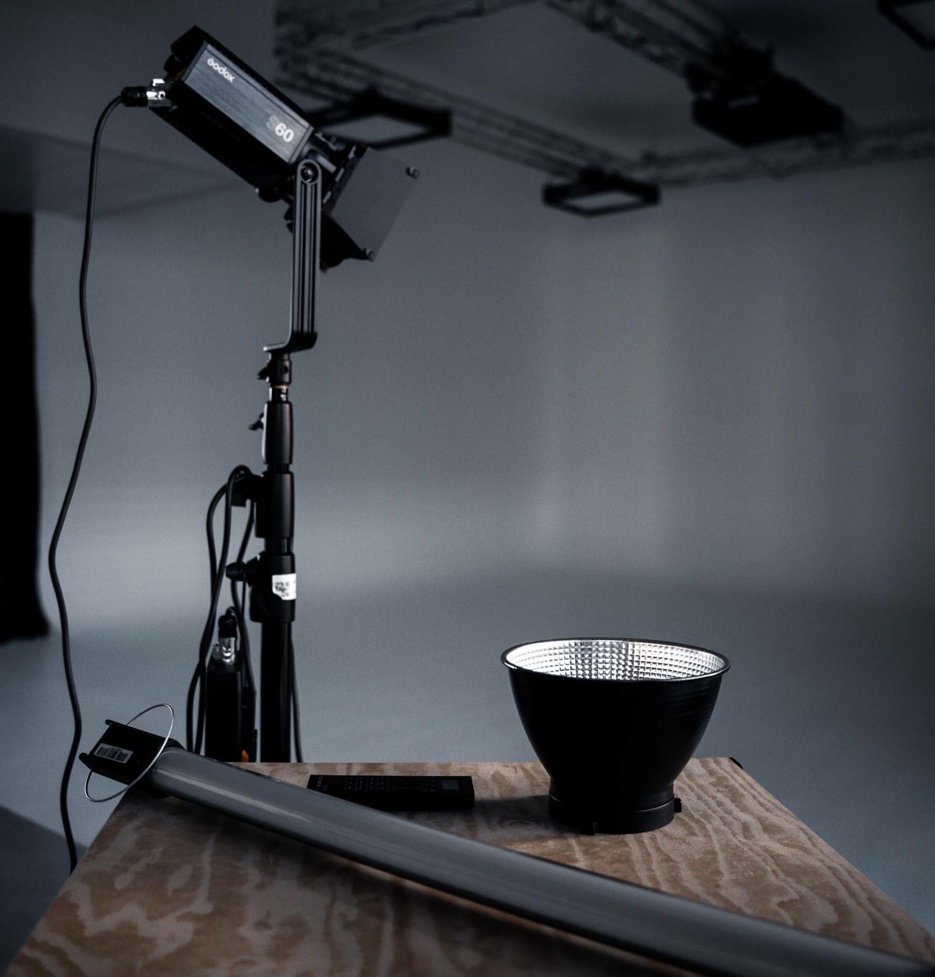 Projecteur sur bras d'éclairage au-dessus d'une table de stylisme