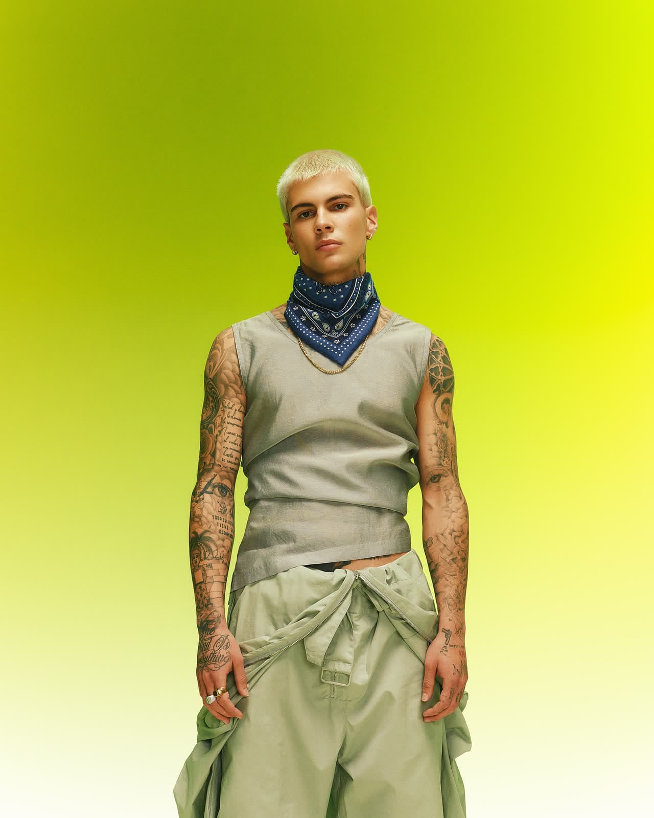 Portrait en pied, ensemble en maille vert d'eau sur fond dégradé citron