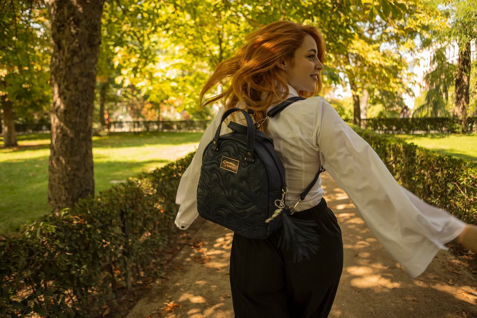 Image lifestyle dans un parc : un sac à dos et la lumière d'automne