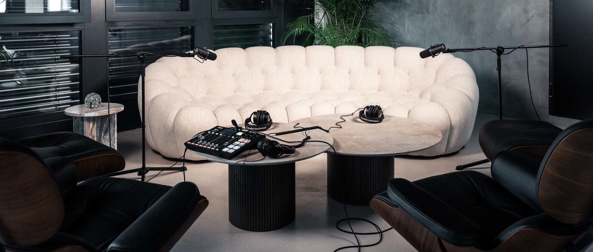 Salon podcast, canapé bouclé et table basse avec micros
