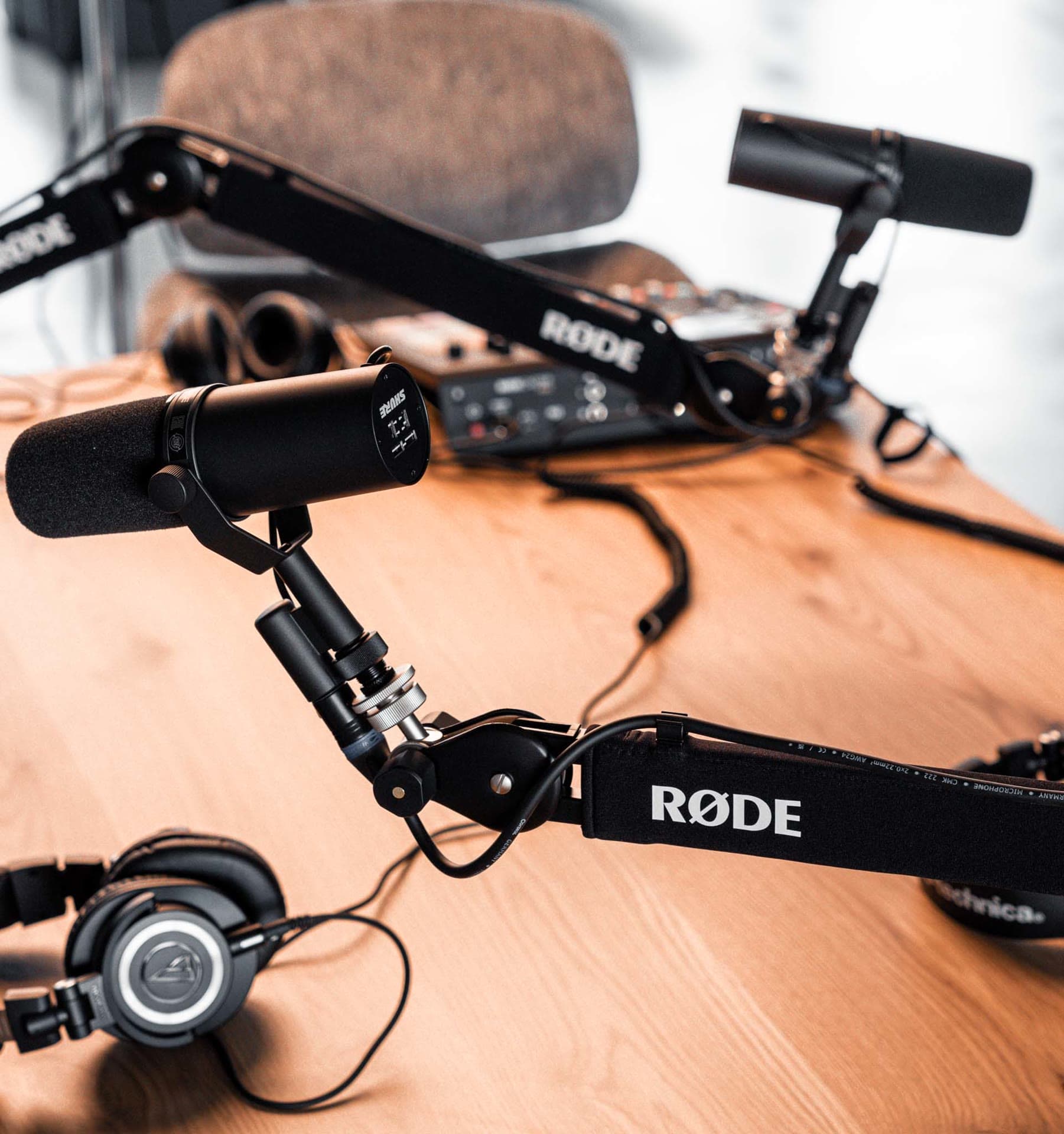 Micros broadcast sur bras au-dessus de la table podcast
