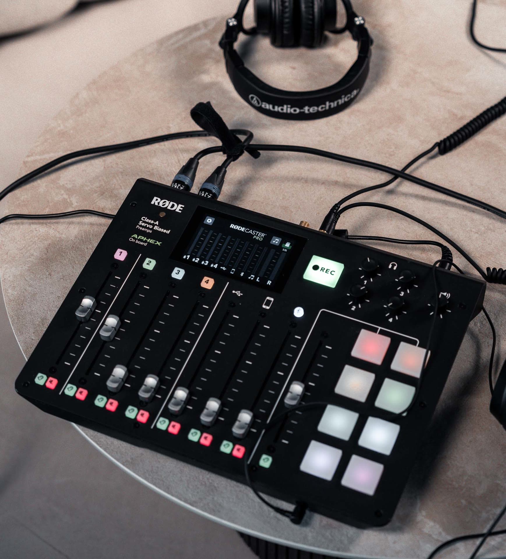 Gros plan d'une console RODECaster et d'un casque studio