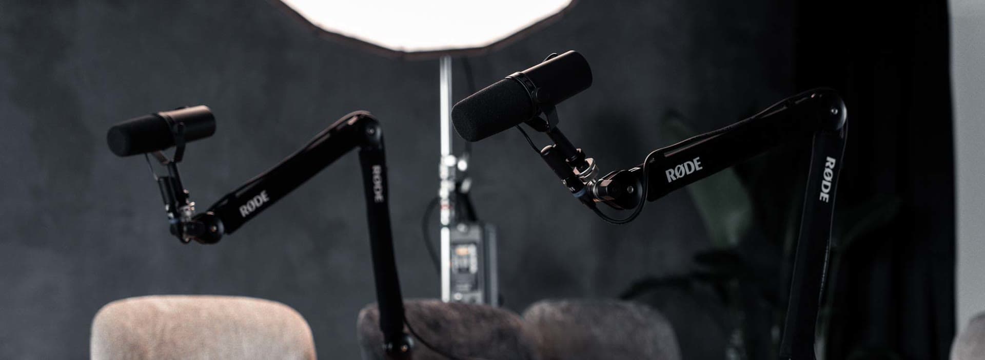 Deux micros sur bras éclairés par une softbox