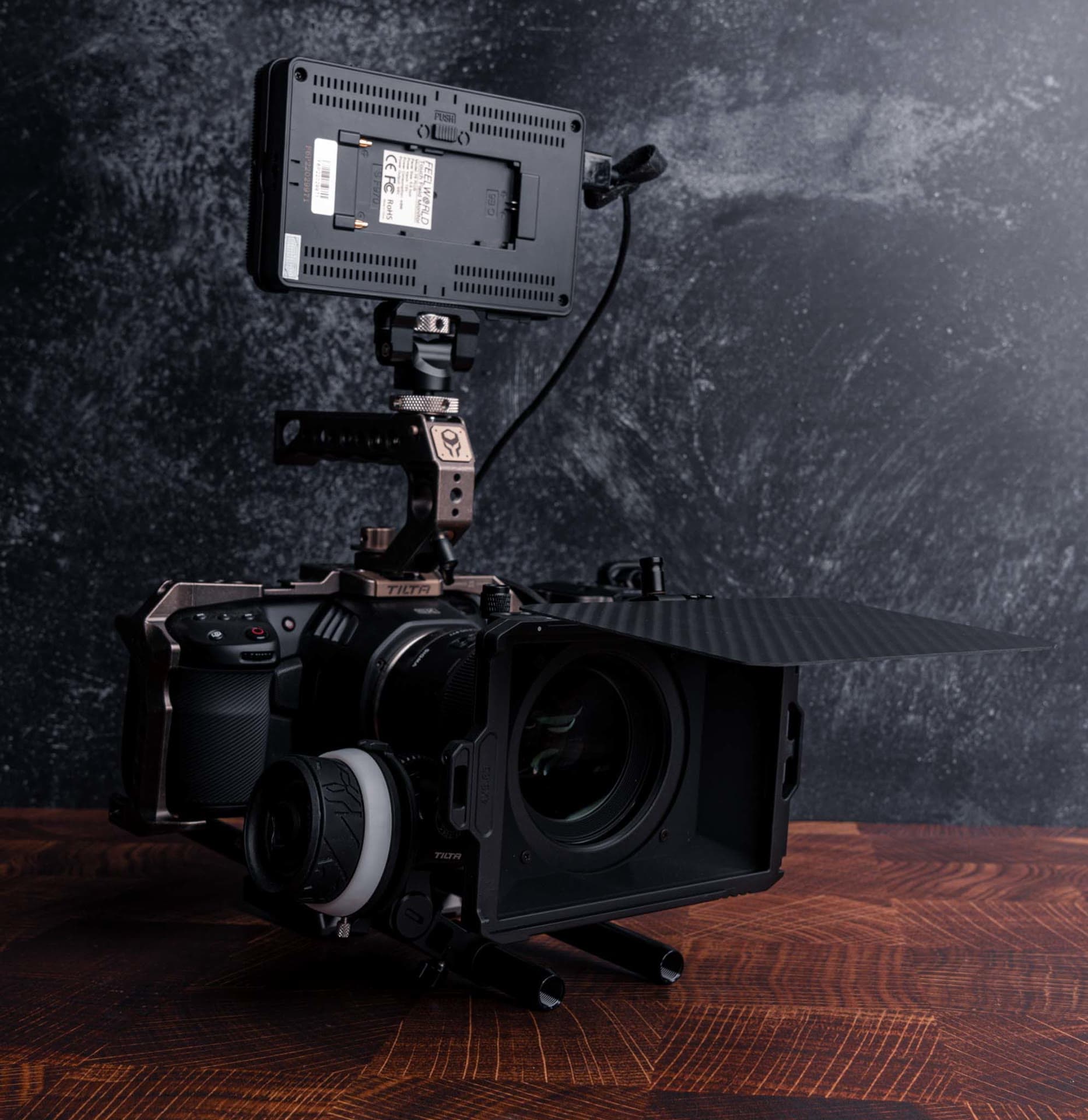 Caméra cinéma avec cage, mattebox et moniteur embarqué