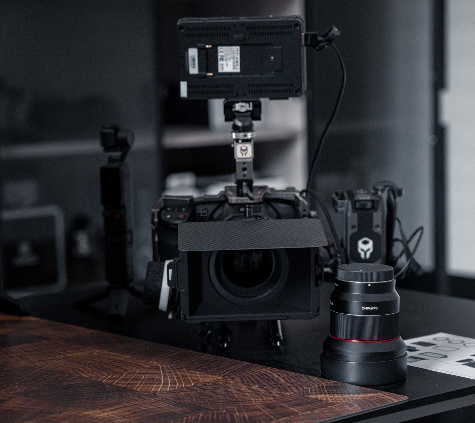 Caméra cinéma et optique fixe prêtes sur la table
