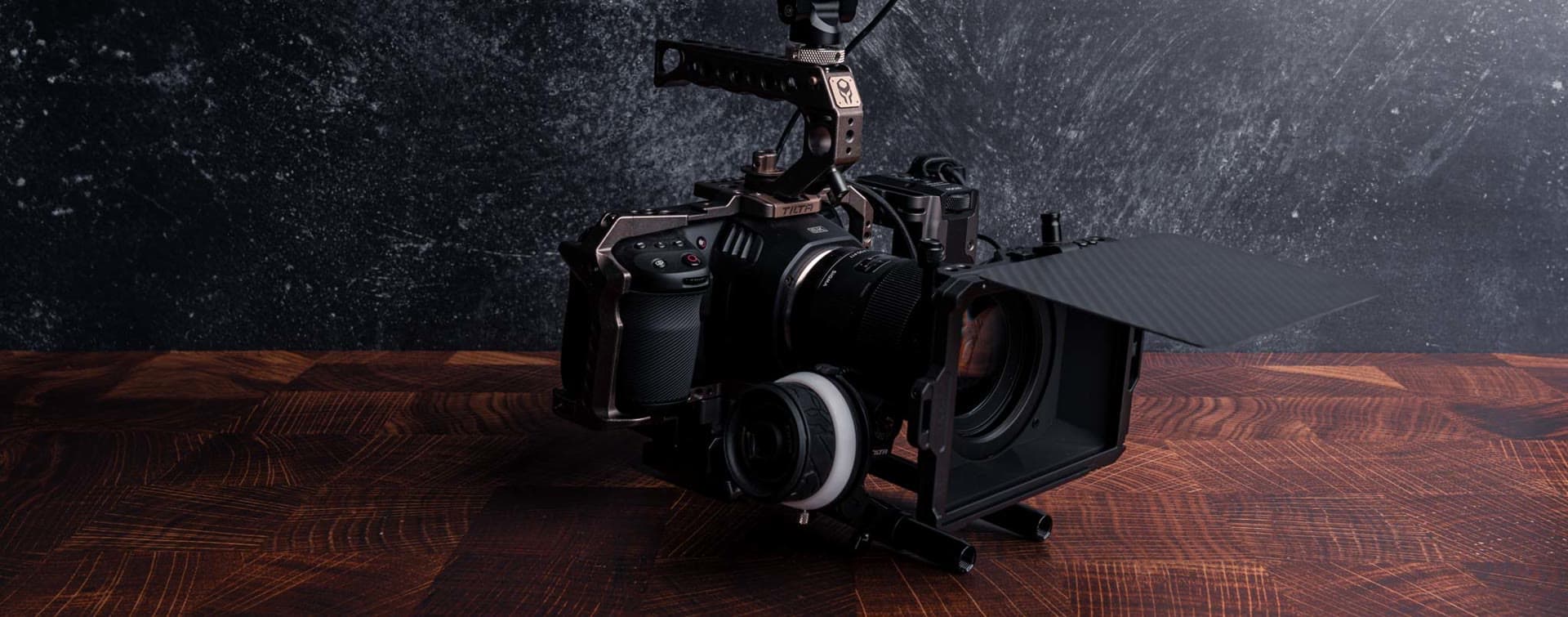 Caméra cinéma équipée sur la table de production