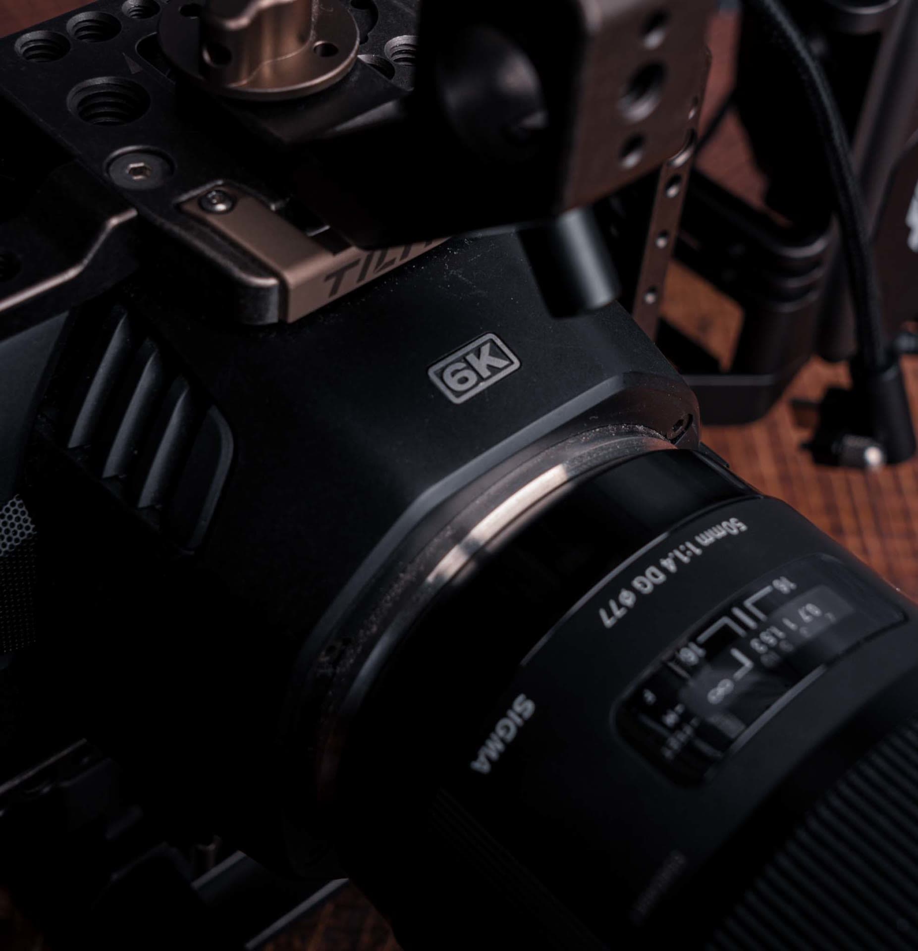 Gros plan d'une caméra cinéma 6K avec optique 50 mm f/1.4