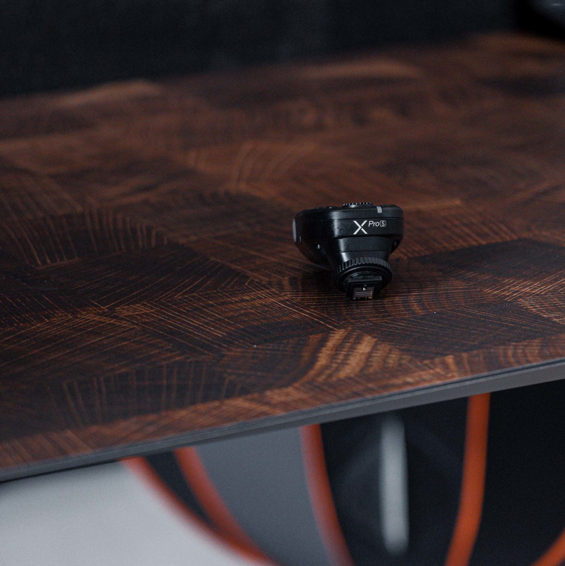 Gros plan d'un accessoire caméra compact sur la table