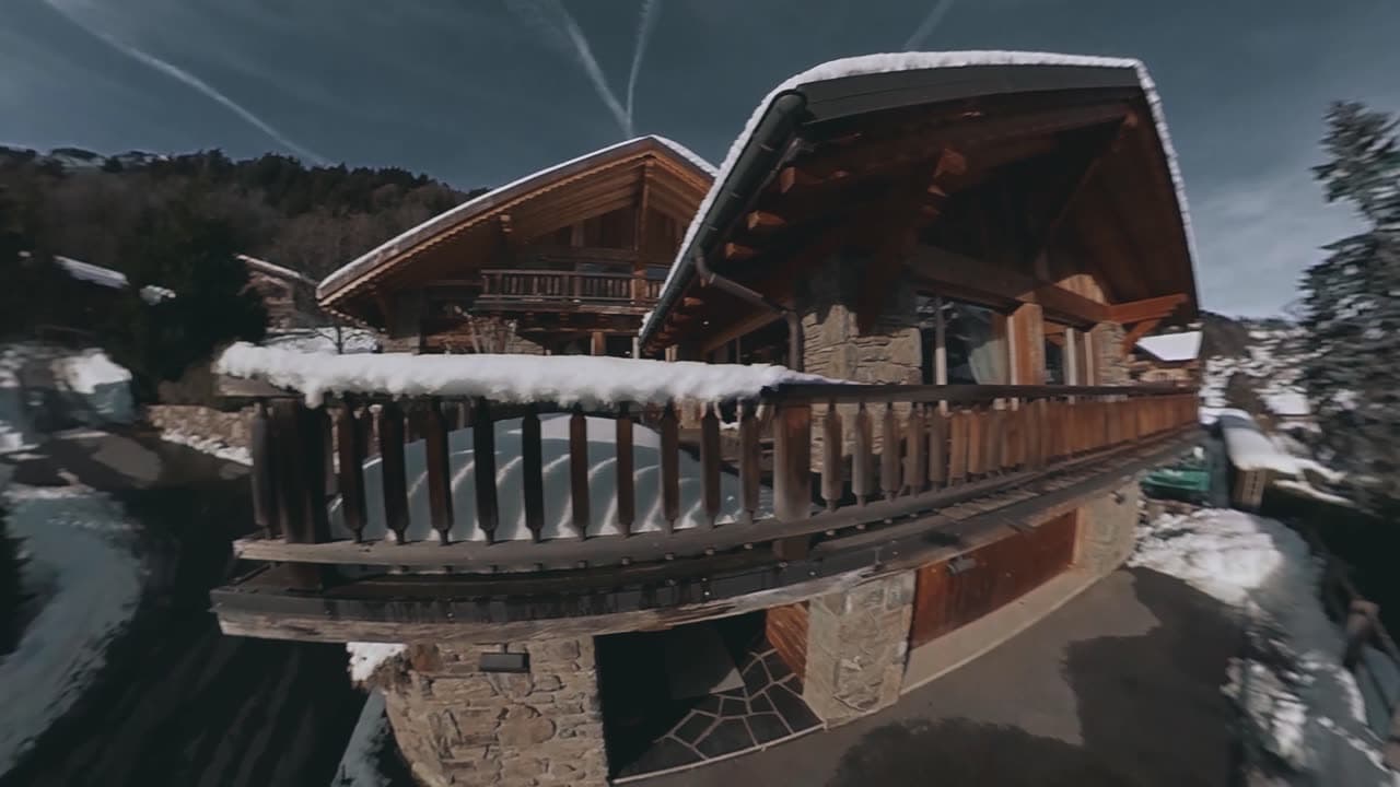 Balcon de chalet au-dessus du lac dans un cadrage à 360°