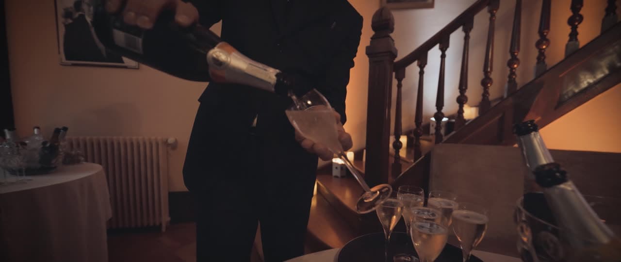 Image en noir et blanc : champagne versé dans l'escalier du cercle