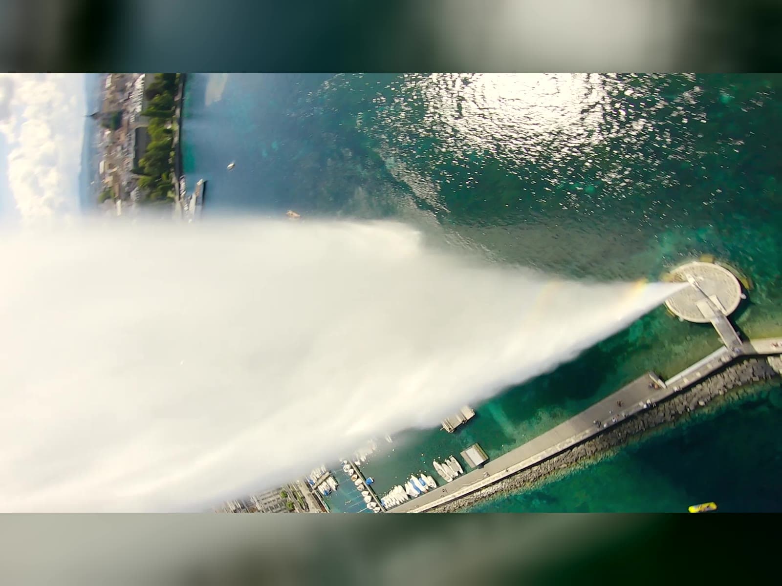 Vue aérienne du jet d'eau de Genève au-dessus du lac