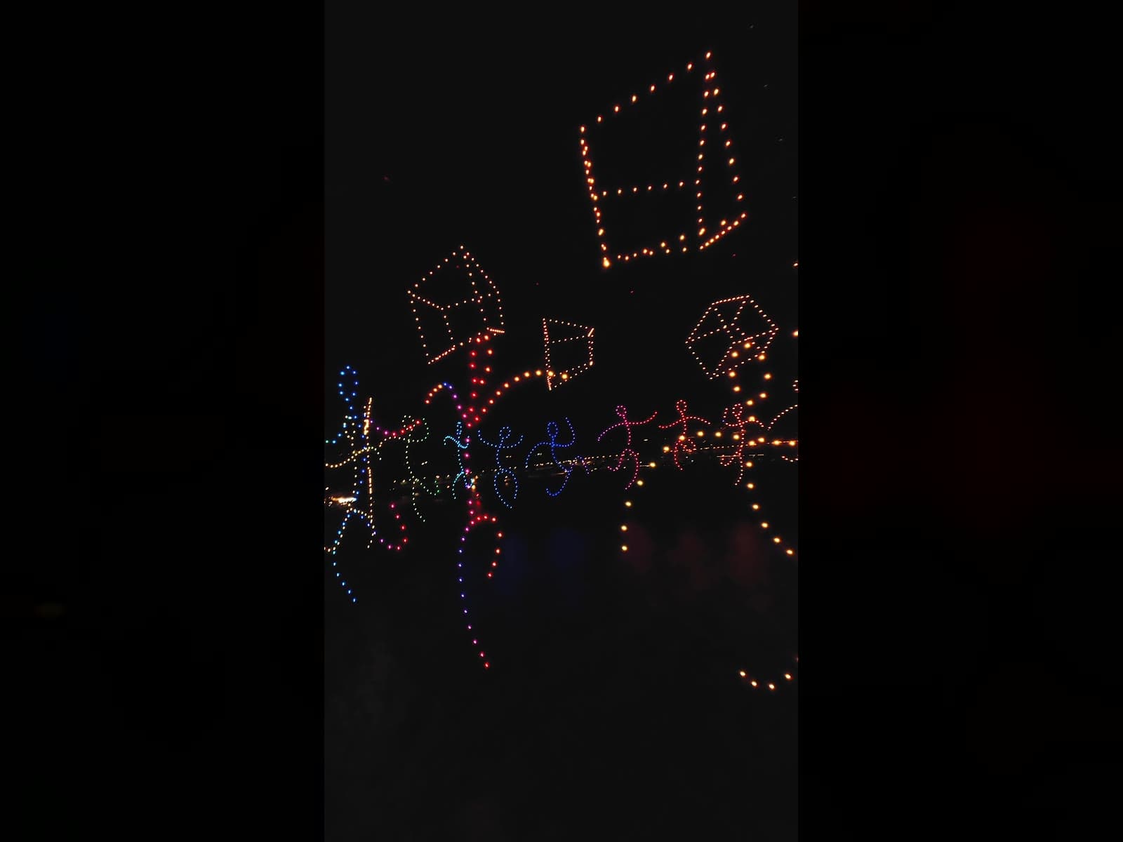 Des drones lumineux dessinent des figures dans le ciel nocturne de Genève