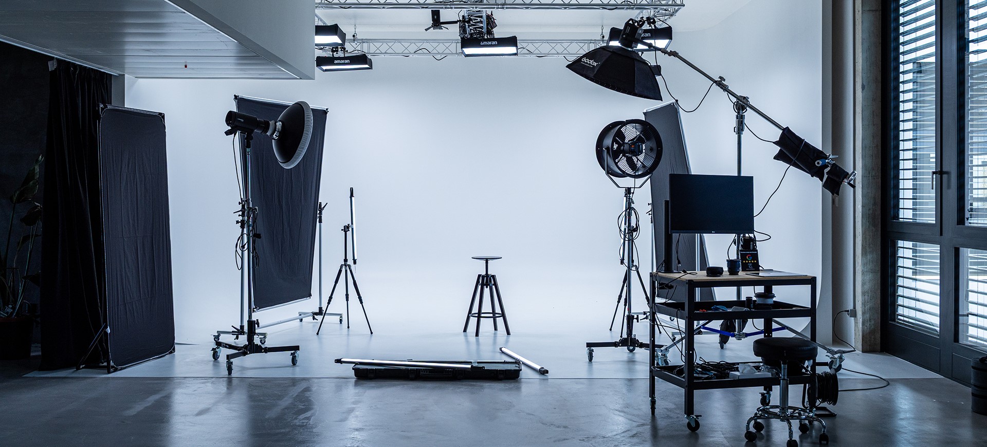 Studio photo professionnel à Genève avec cyclorama et équipement d'éclairage