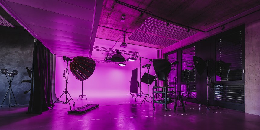 Studio photo professionnel avec cyclorama et équipement d'éclairage