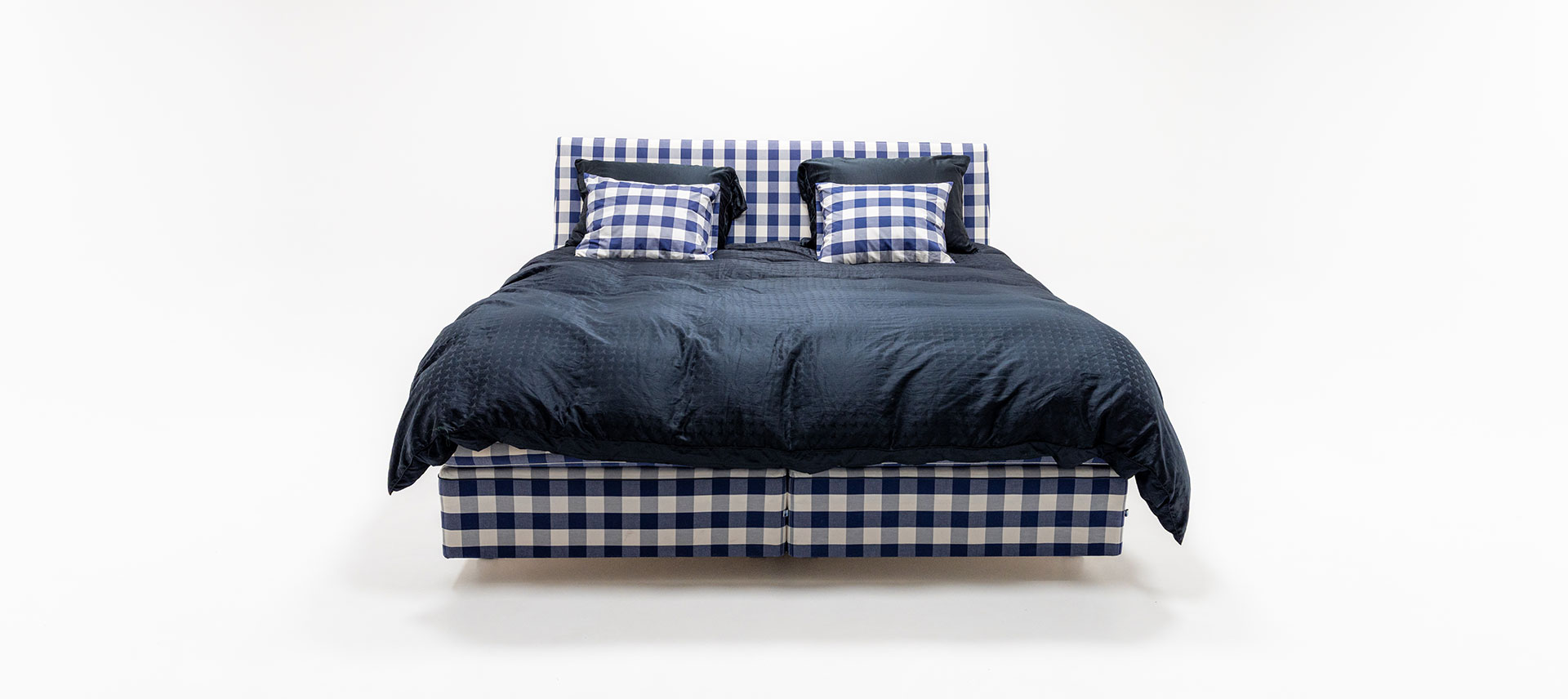 Professional photo studio in Geneva with cyclorama and lighting equipment